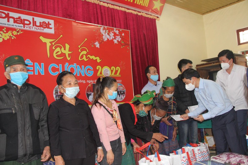 Báo PLVN trao quà Tết cho xã nghèo vùng biên huyện Con Cuông, Nghệ An ảnh 5