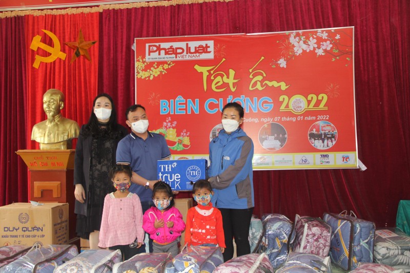 Báo PLVN trao quà Tết cho xã nghèo vùng biên huyện Con Cuông, Nghệ An ảnh 11
