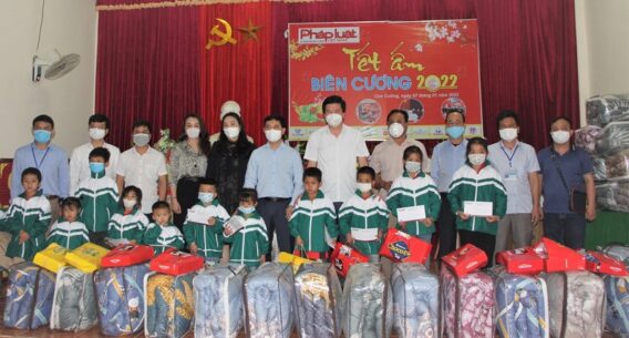 Báo PLVN trao quà Tết cho xã nghèo vùng biên huyện Con Cuông, Nghệ An